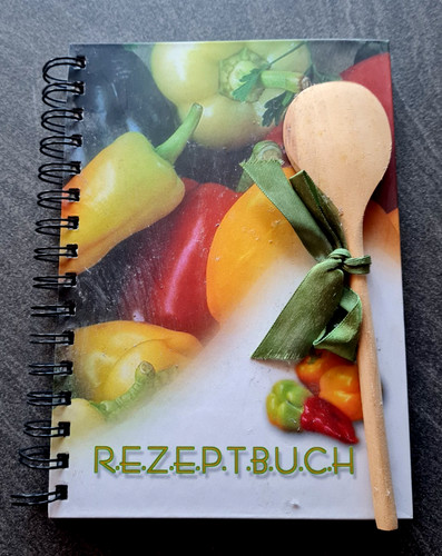 Rezeptbuch mit kochlöffel - rezeptbuch,